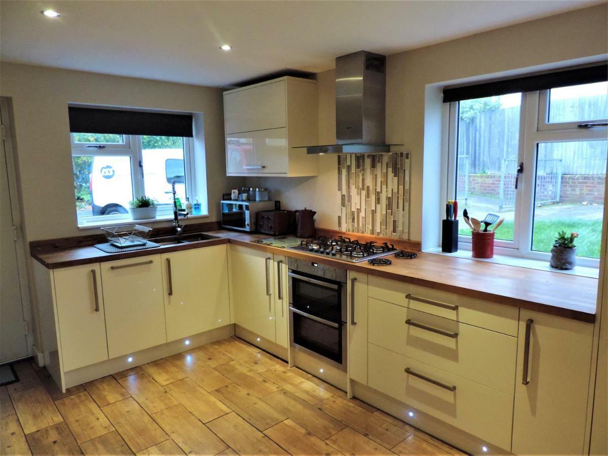 3 Bed Farnborough Air Accommodation מראה חיצוני תמונה